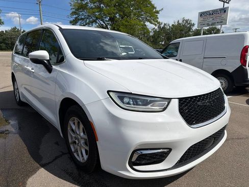 Used 2023 Chrysler Pacifica Touring FWD image 3