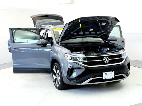 Used 2022 Volkswagen Taos SEL w/ Panoramic Sunroof Package AWD/4WD image 9