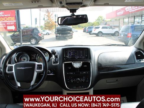 Used 2016 Chrysler Town & Country Touring-L image 19