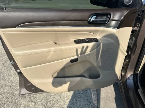 Used 2020 Jeep Grand Cherokee Overland AWD/4WD image 9