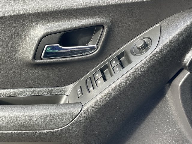 Used 2019 Chevrolet Trax LT w/ LT Convenience Package FWD image 23