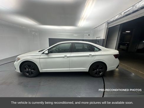 Used 2024 Volkswagen Jetta SE w/ Panoramic Sunroof Package image 2