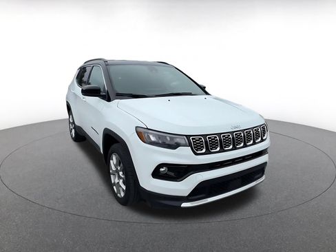 Used 2025 Jeep Compass Limited AWD/4WD image 3