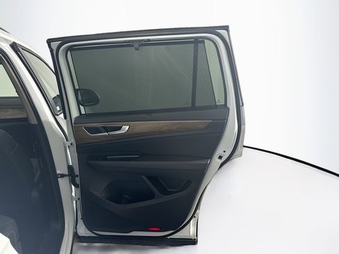 Used 2025 Volkswagen Atlas SE image 32