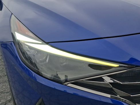 Used 2022 Hyundai Elantra Limited FWD image 9