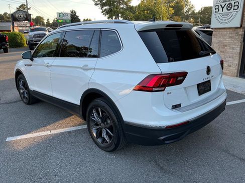Used 2022 Volkswagen Tiguan SE w/ Panoramic Sunroof Package FWD image 3