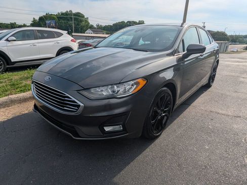 Used 2019 Ford Fusion SE w/ Equipment Group 151A FWD image 3