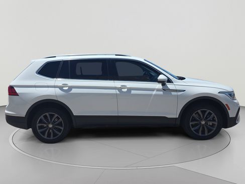 Used 2022 Volkswagen Tiguan SE w/ Panoramic Sunroof Package FWD image 6