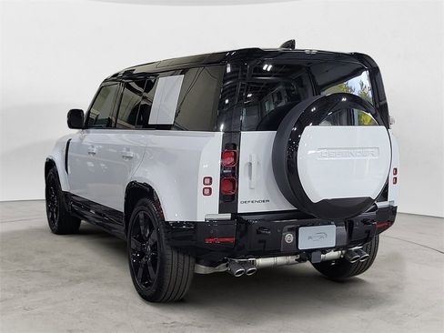 New 2025 Land Rover Defender 110 X-Dynamic SE image 3