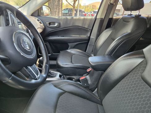 Used 2018 Jeep Compass Latitude FWD image 9