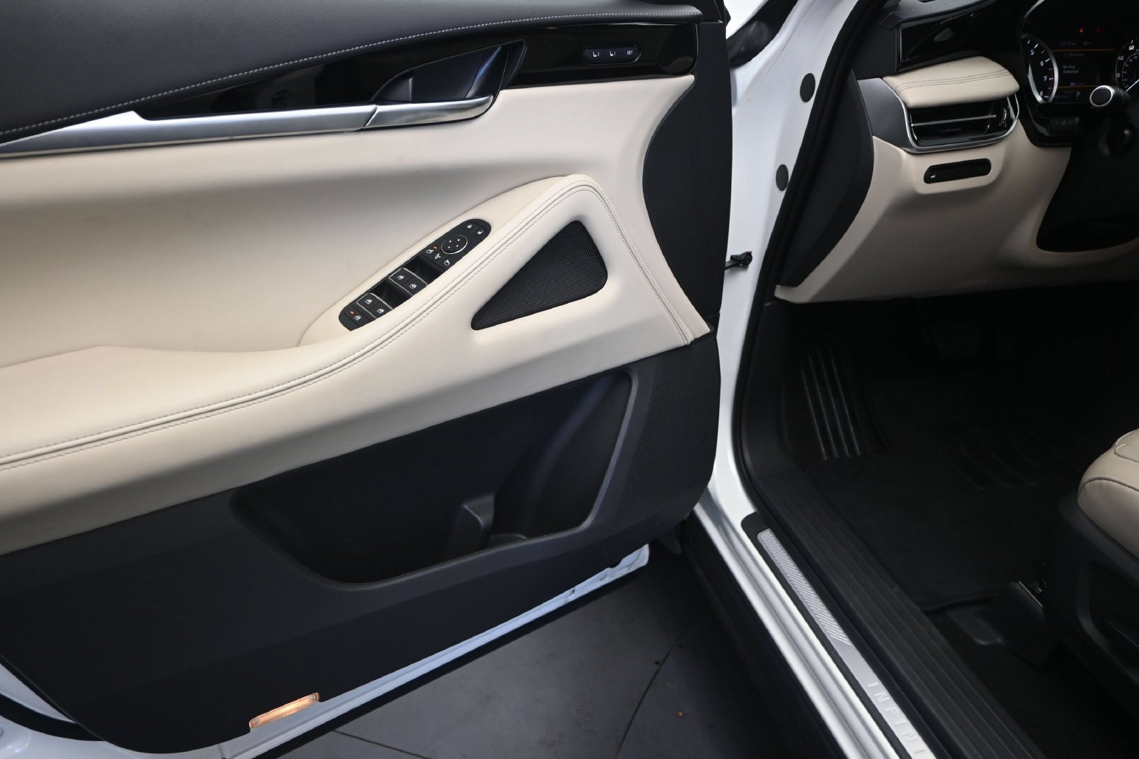 Used 2024 INFINITI QX60 Pure w/ Cargo Package FWD image 11
