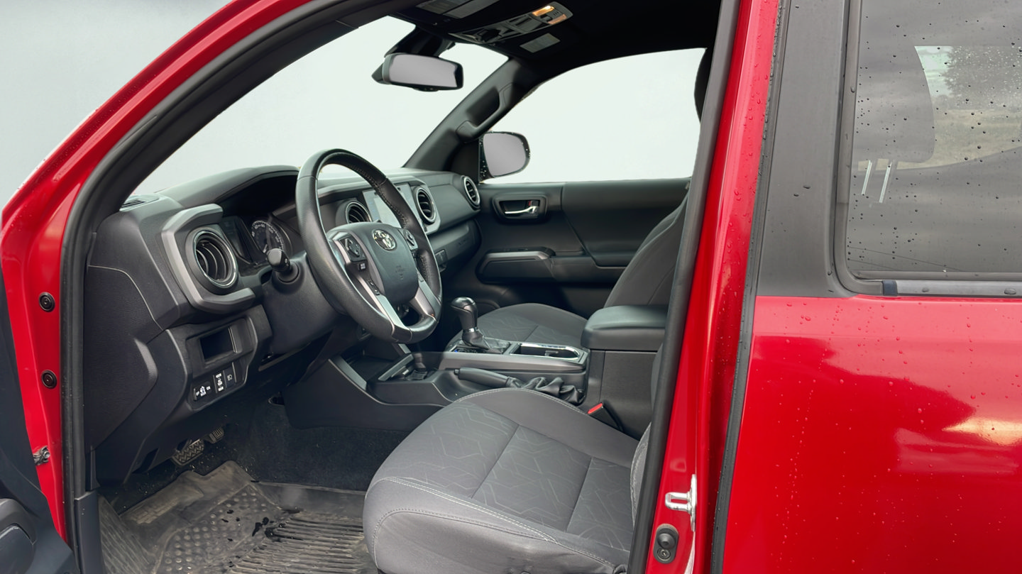 Used 2018 Toyota Tacoma TRD Off-Road w/ Technology Package AWD/4WD image 9