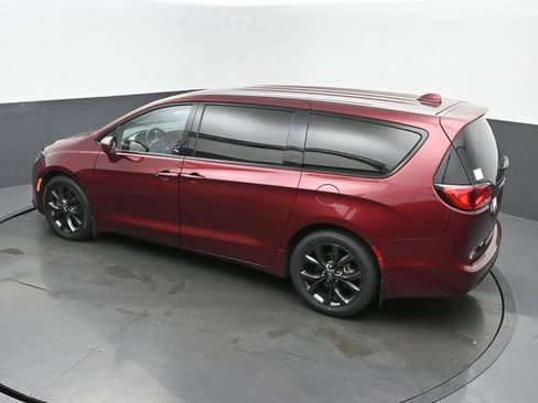 Used 2020 Chrysler Pacifica Touring w/ S Appearance Package FWD image 38
