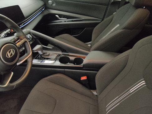 Used 2025 Hyundai Elantra SEL image 17