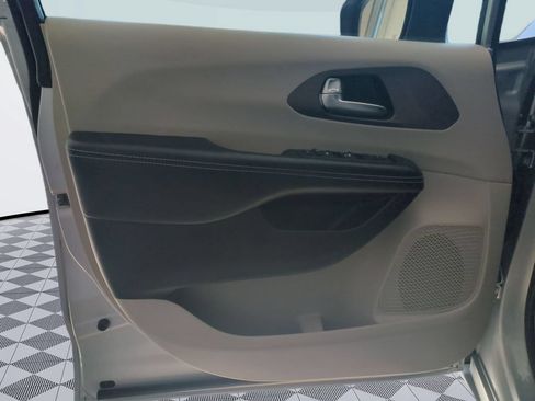 Used 2022 Chrysler Voyager LX FWD image 10