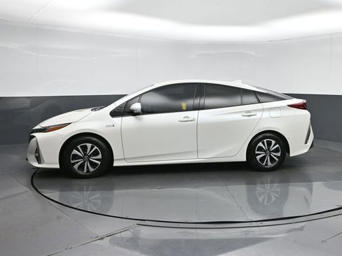 Used 2017 Toyota Prius Prime Advanced image 4