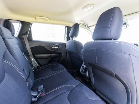 Used 2015 Jeep Cherokee Latitude w/ Cold Weather Group AWD/4WD image 16