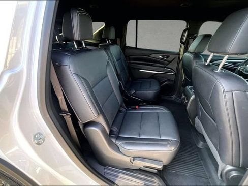 Used 2025 Chevrolet Traverse LT FWD image 24