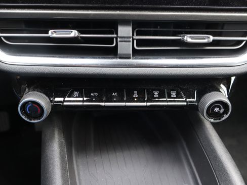 Used 2025 Chevrolet Equinox EV LT image 27