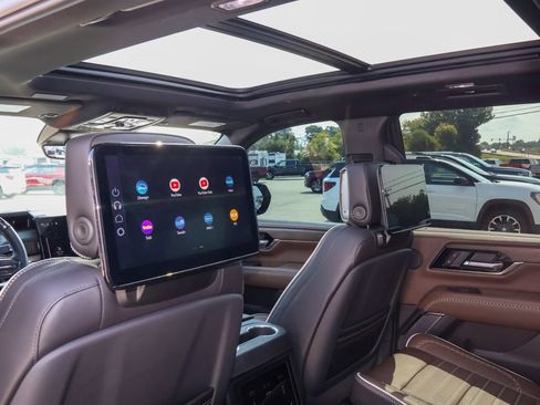 New 2026 GMC Yukon Denali Ultimate w/ LPO, Floor Liner Package AWD/4WD image 15