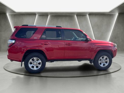 Used 2020 Toyota 4Runner SR5 AWD/4WD image 5