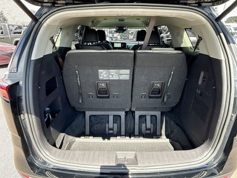 Used 2024 Kia Carnival EX image 30