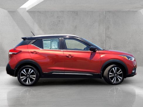 Used 2019 Nissan Kicks SR w/ SR Premium Package FWD image 3