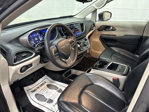 Used 2023 Chrysler Pacifica Touring-L image 8