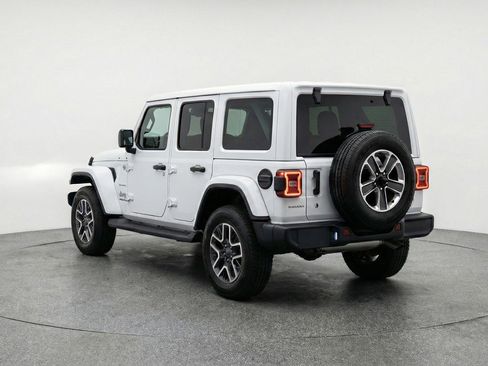 Used 2025 Jeep Wrangler Sahara image 6