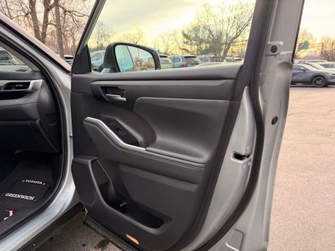 Used 2022 Toyota Highlander XLE image 4