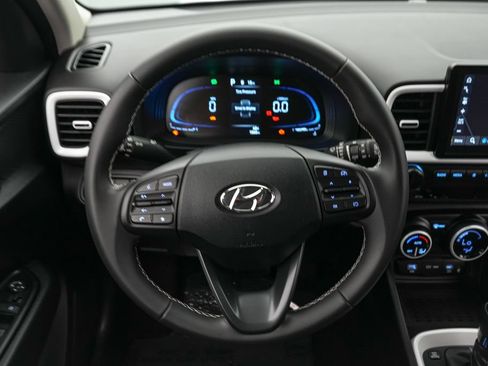 Used 2025 Hyundai Venue Limited FWD image 13