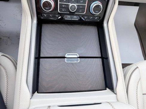 Used 2021 GMC Yukon Denali w/ Denali Premium Package image 31