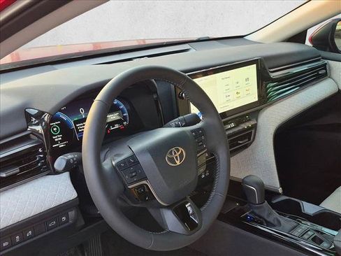 Used 2025 Toyota Camry XLE FWD image 8
