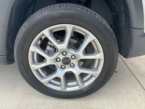 Used 2025 Jeep Compass Limited image 8