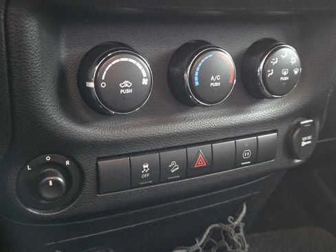 Used 2012 Jeep Wrangler Unlimited Sahara image 23