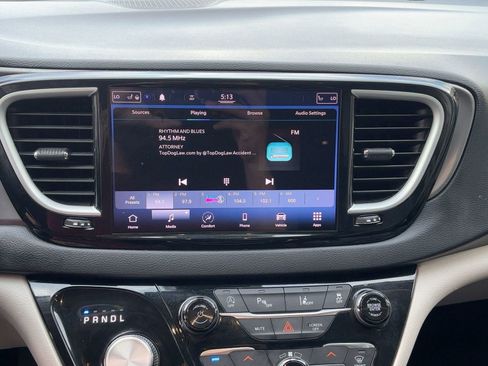 Used 2021 Chrysler Pacifica Touring-L image 19