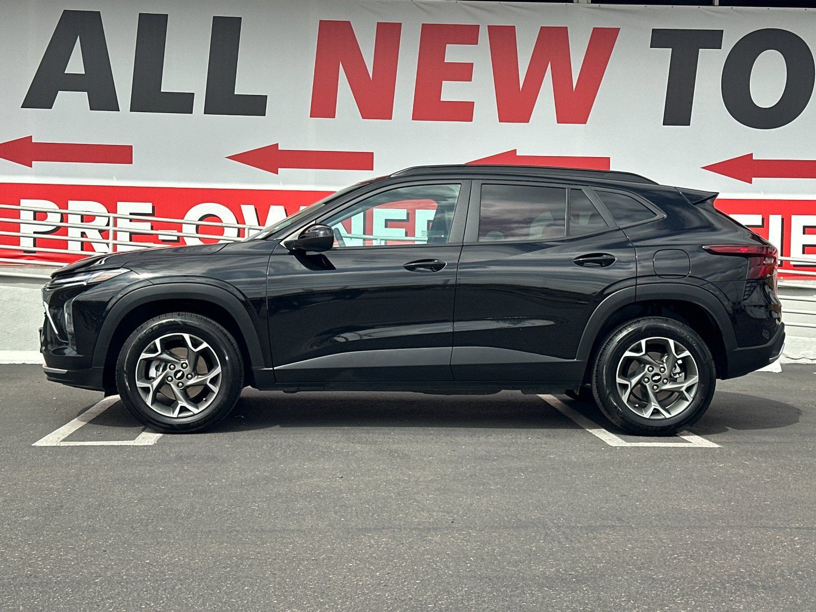 Used 2025 Chevrolet Trax LT FWD image 2