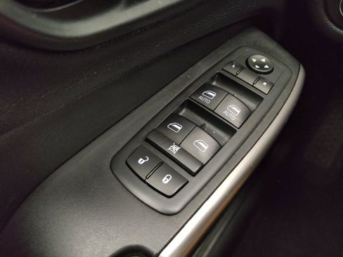 Used 2020 Jeep Cherokee Latitude Plus FWD image 27