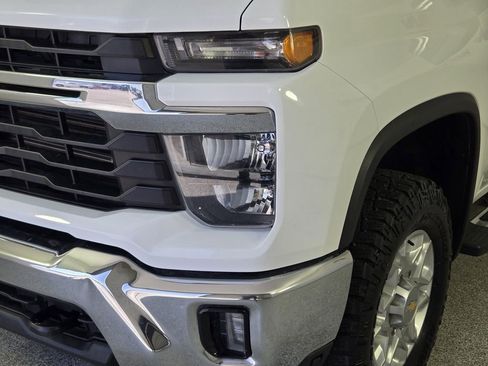 Used 2024 Chevrolet Silverado 2500 LT AWD/4WD image 10