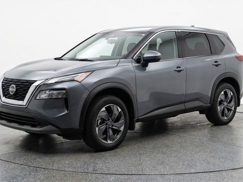 Used 2025 Nissan Rogue SV FWD image 3
