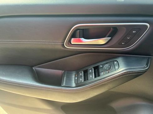 Used 2025 Nissan Rogue Platinum FWD image 21