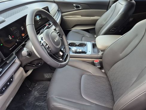 New 2026 Kia Carnival EX FWD image 10