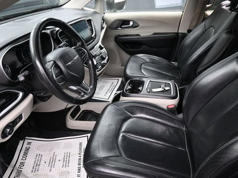 Used 2022 Chrysler Pacifica Touring-L FWD image 28
