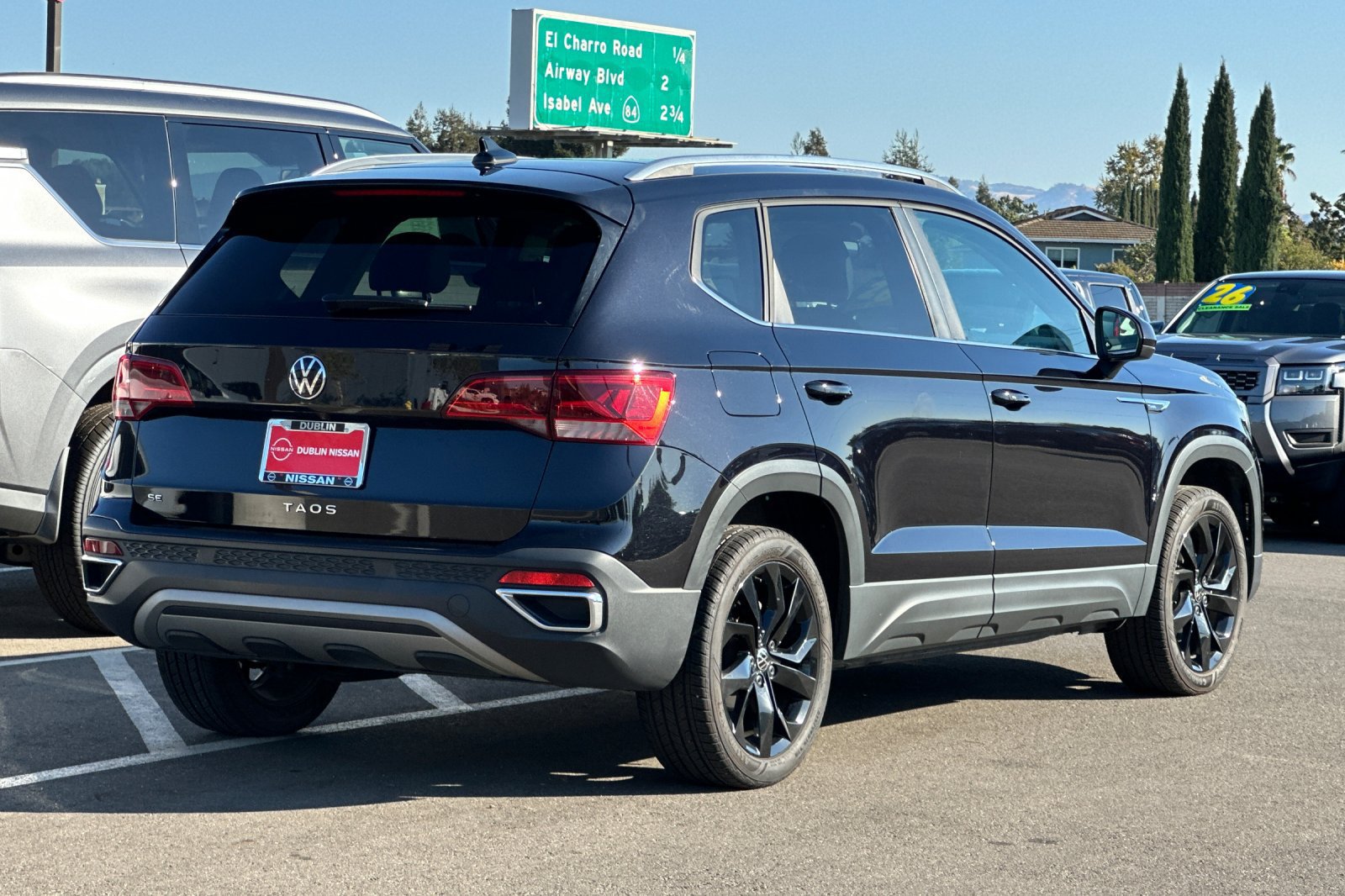 Used 2023 Volkswagen Taos SE w/ Panoramic Sunroof Package FWD image 4
