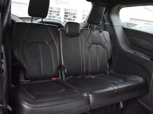Used 2025 Chrysler Pacifica Select FWD image 16