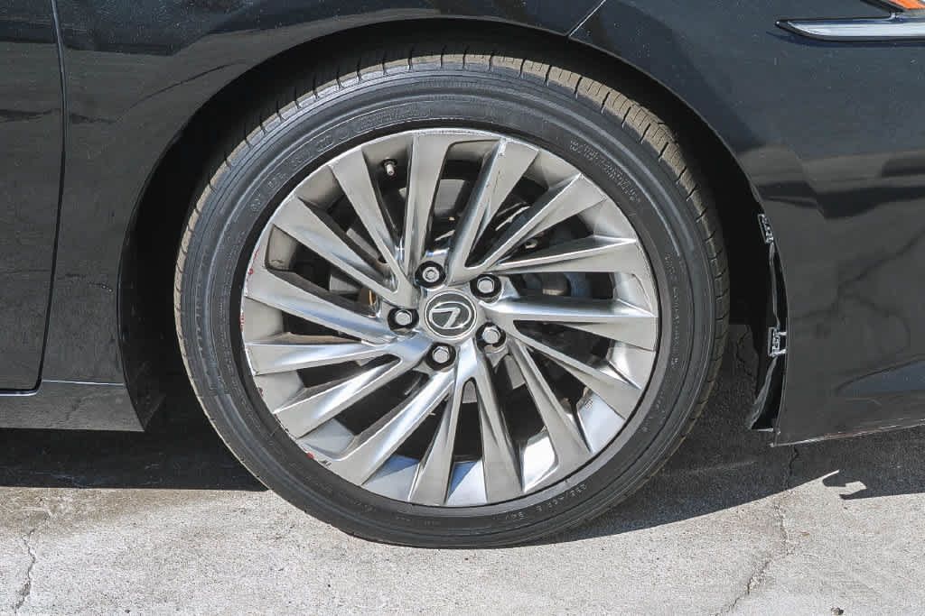 Used 2019 Lexus ES 300h w/ Accessory Package 2 FWD image 9