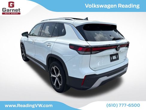 Used 2025 Volkswagen Tiguan SE w/ Panoramic Sunroof Package AWD/4WD image 3