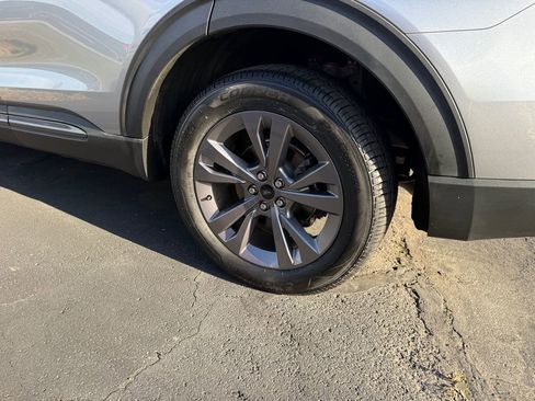 Used 2022 Ford Explorer XLT w/ Equipment Group 202A image 9