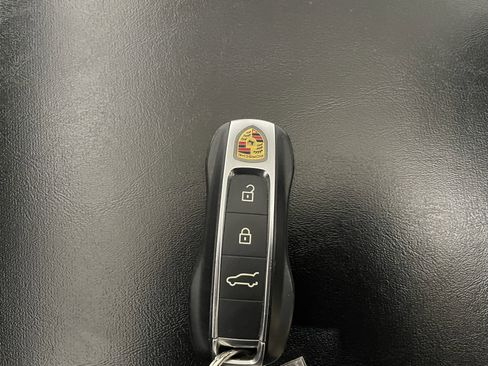 Used 2023 Porsche Cayenne Platinum Edition image 25