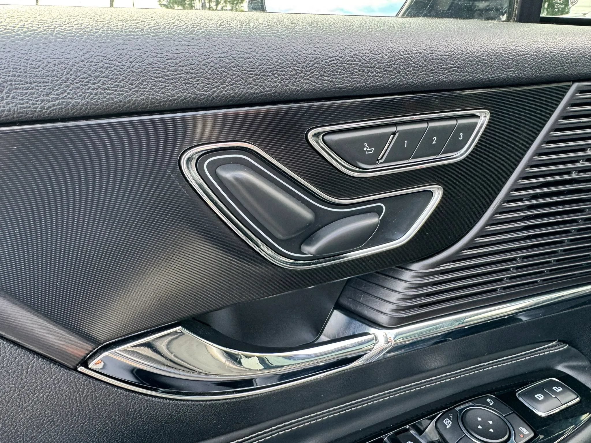 Used 2022 Lincoln Corsair AWD w/ Premium Package image 11